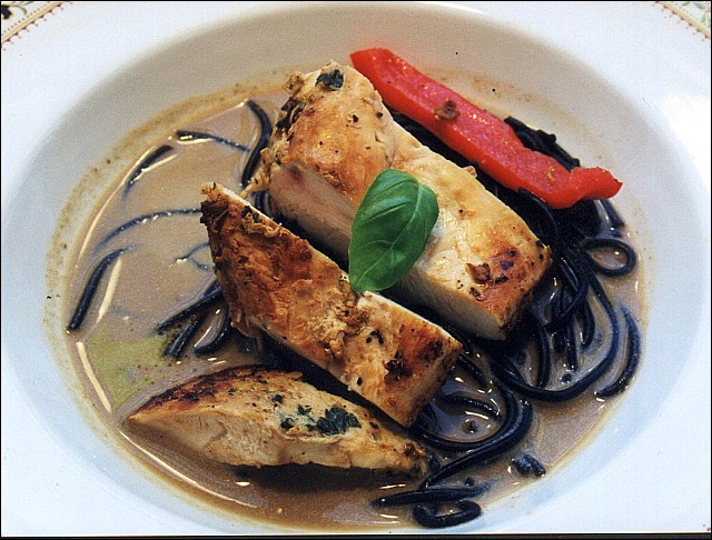 Ingefærmarinert kyllingbryst fra grillen med sort pasta